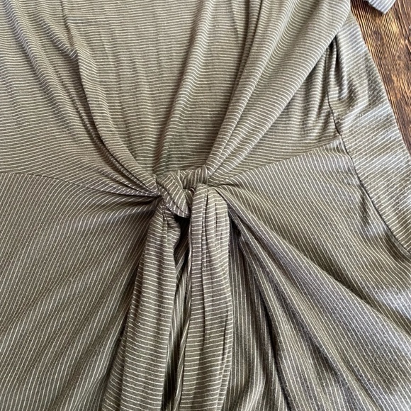 Vince Camuto short sleeve top with flattering tie at waist, size XL. - Picture 3 of 7